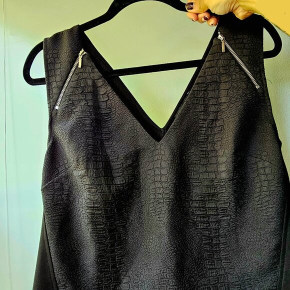 Trouve Sleeveless V-neck textured blouse top L - Picture 2 of 4